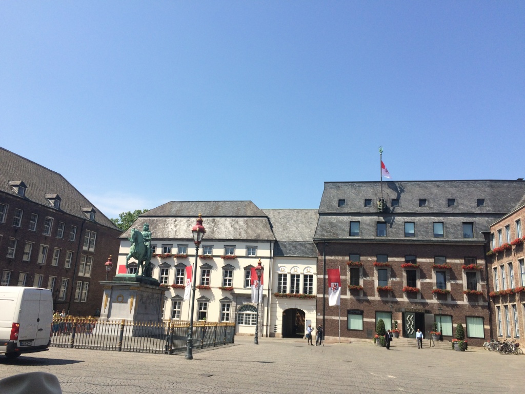 Düsseldorf Marktplatz Düsseldorf&#8217;u Keşfetmek